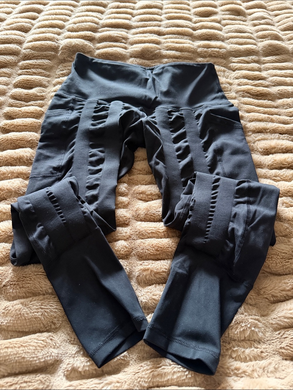 High-Waist Black active Leggings with side pockets.